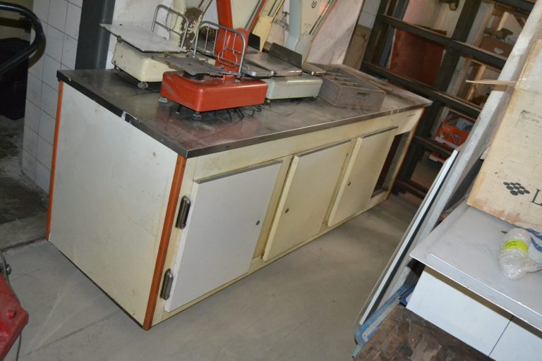 Nábytek 042