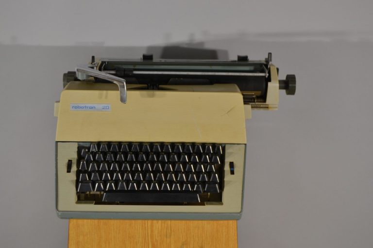 Psací stroj 004