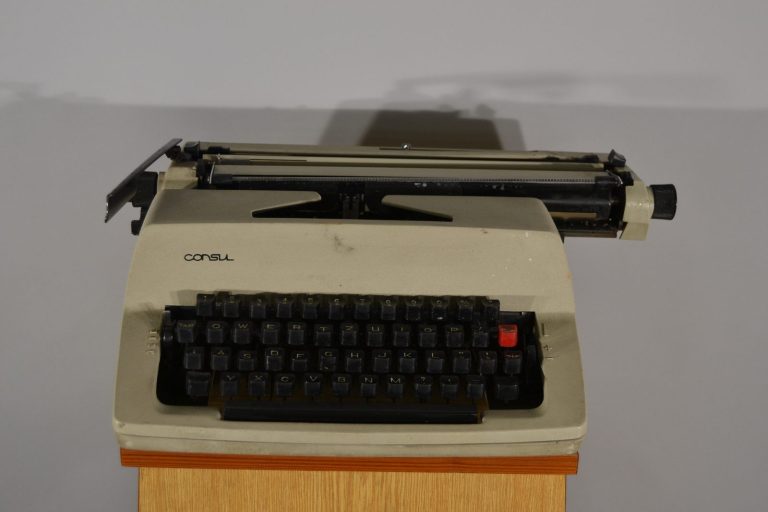 Psací stroj 007
